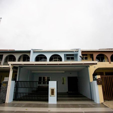 Hom2Rex Kuching Homestay Taman Timberland Buitenkant foto