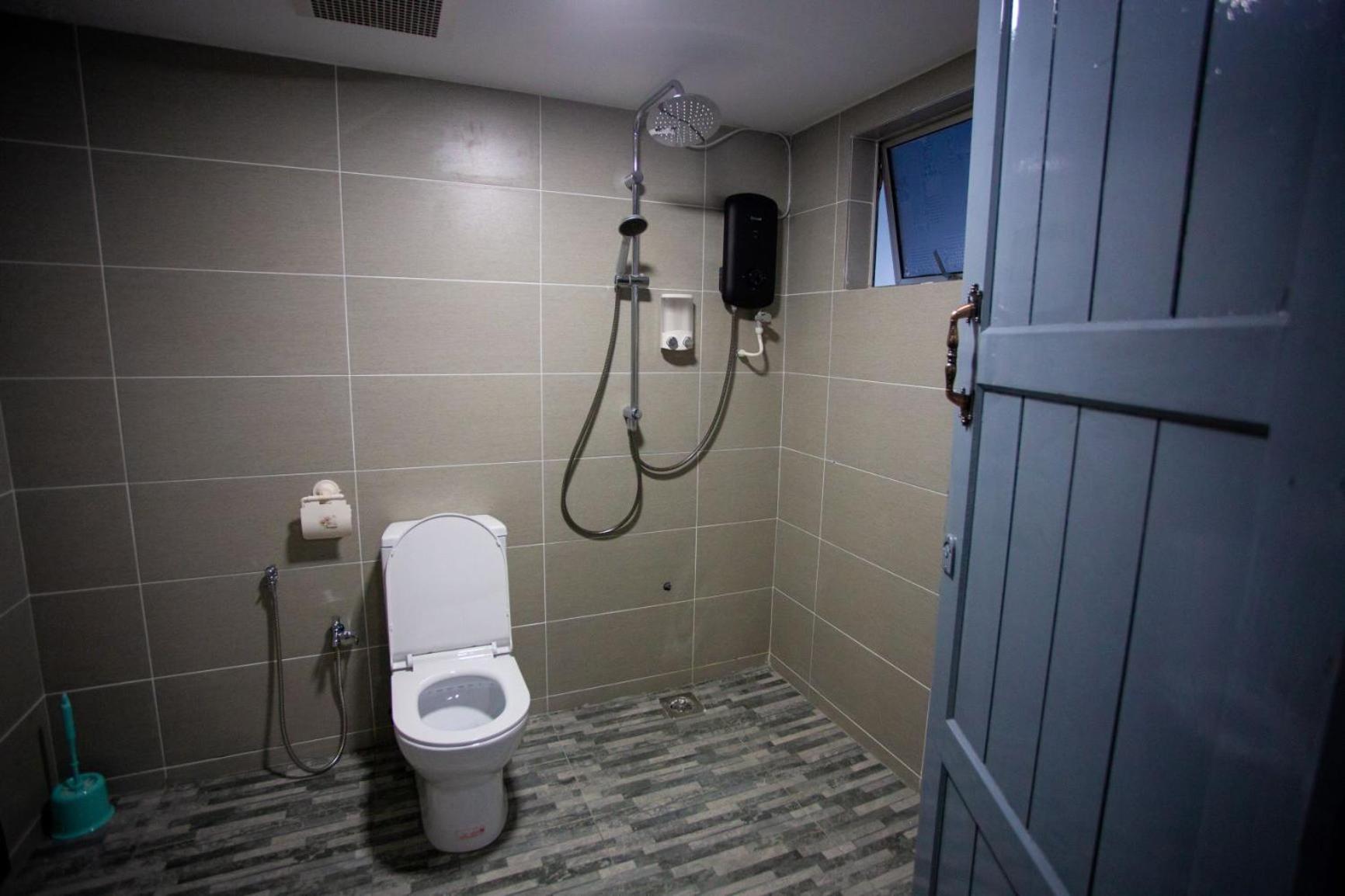 Hom2Rex Kuching Homestay Taman Timberland Buitenkant foto
